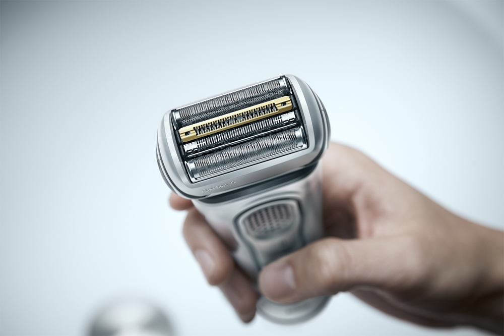 Braun Series 9 PRO+ 9515s Electric Shaver with a charging stand notino.ie