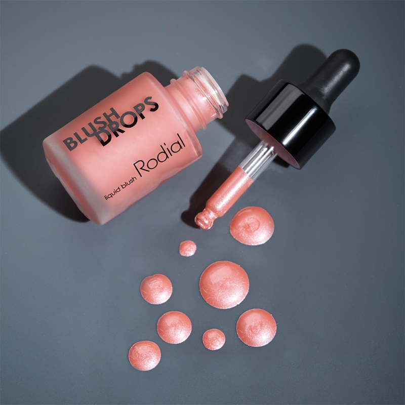 Rodial Blush Drops colorete líquido y brillo labial aportando brillo e