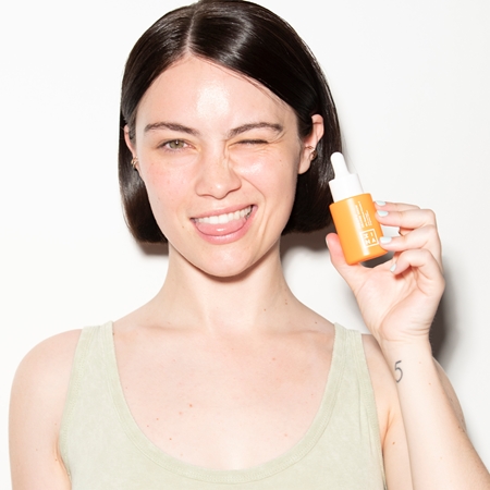 3INA The Vit C Orange Serum kirkastava kasvoseerumi sisältää C-vitamiinia