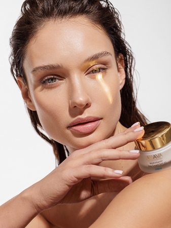 AHAVA MultiVitamin зволожуючий та зміцнюючий денний крем SPF 30