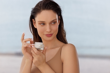 AHAVA MultiVitamin зволожуючий та зміцнюючий денний крем SPF 30