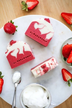 Almara Soap Fancy Strawberry & Cream handgemachte Seife