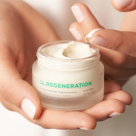 ANNEMARIE BÖRLIND LL REGENERATION Holiday Set σετ δώρου για ενυδάτωση και σύσφιξη του δέρματος