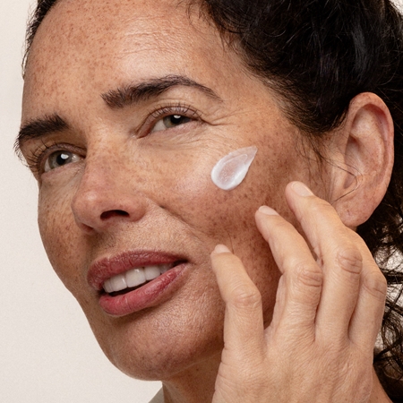 Antipodes Jasmine Flower Menopause Facial Cream crema calmanta impotriva luminii pentru ten matur
