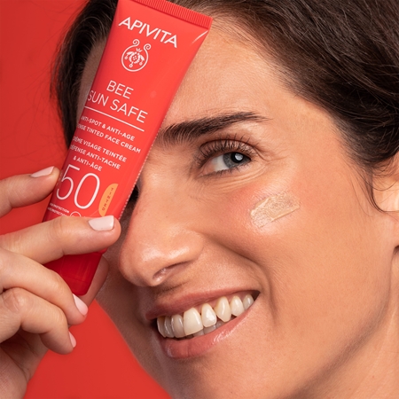 Apivita Bee Sun Safe Anti-Spot and Anti-Age Tinted Face Cream SPF50 сонцезахисний тонуючий крем для шкіри обличчя SPF 50