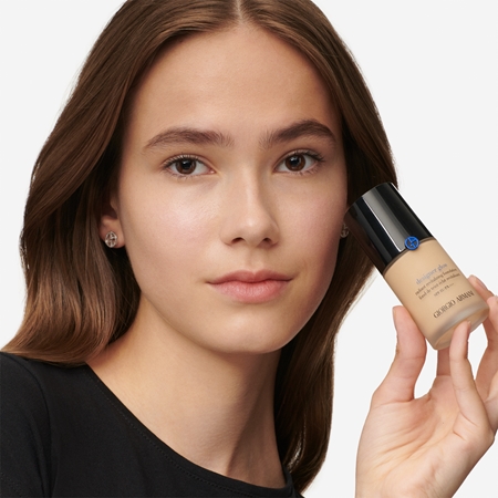 Armani Designer Glow Foundation senėjimą lėtinantis ir švytėjimo suteikiantis makiažo pagrindas SPF 15
