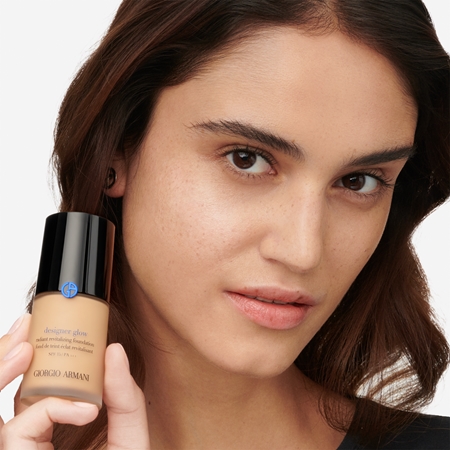 Armani Designer Glow Foundation senėjimą lėtinantis ir švytėjimo suteikiantis makiažo pagrindas SPF 15