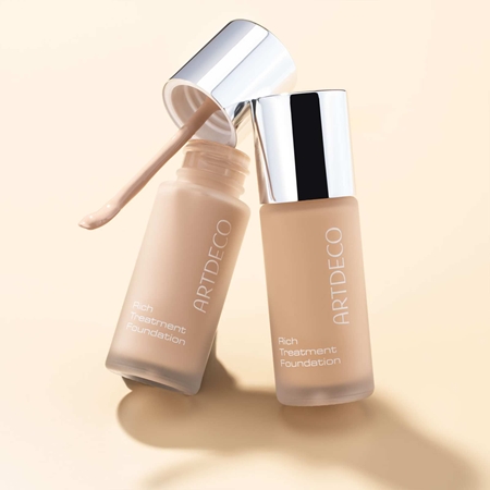 ARTDECO Rich Treatment Foundation posvetlitveni kremasti tekoči puder