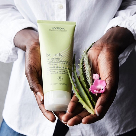 Aveda Be Curly™ Enhancer στάιλινγκ κρέμα για ορισμό των κυμάτων