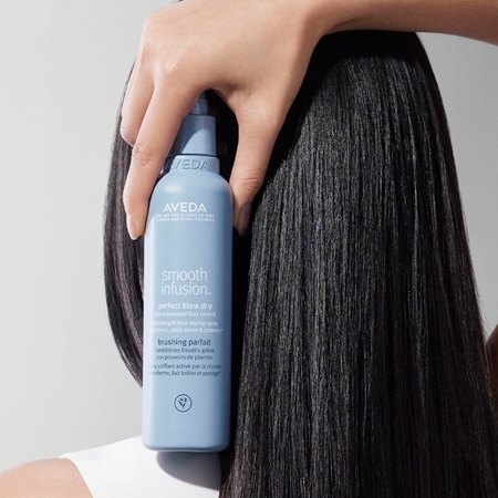 Aveda Smooth Infusion™ Perfect Blow Dry gladilno pršilo za sušenje s sušilcem proti krepastim lasem