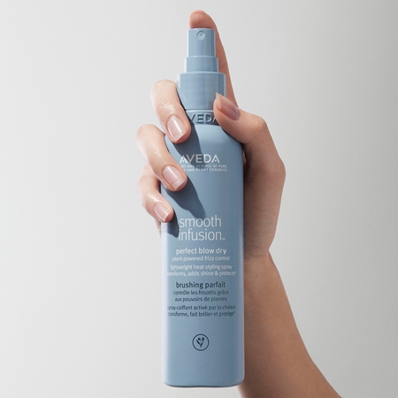 Aveda Smooth Infusion™ Perfect Blow Dry gladilno pršilo za sušenje s sušilcem proti krepastim lasem