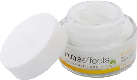 Avon Nutra Effects Radiance rozjaśniający krem na dzień SPF 20