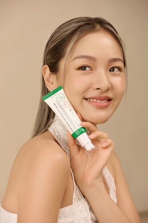 AXIS-Y 6+1+1 Advanced Formula Dark Spot Correcting Glow Serum Regenererende og lysnende serum Til hud med hyperpigmentering