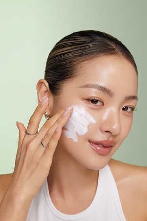 AXIS-Y 6+1+1 Advanced Formula Complete No-Stress Physical Sunscreen Light Protective Moisturiser SPF 50+
