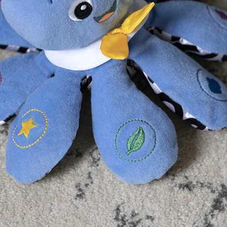 Baby Einstein Octoplush™ glazbena igračka