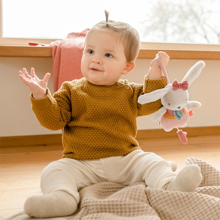 BABY FEHN fehnNATUR Musical Rabbit móvil para bebé en colores de alto contraste con melodía