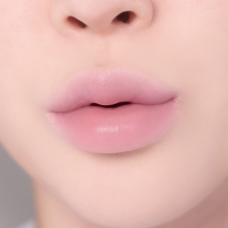 Banila Co. Romantic Blush produit multifonctionnel lèvres et visage pour un look parfait