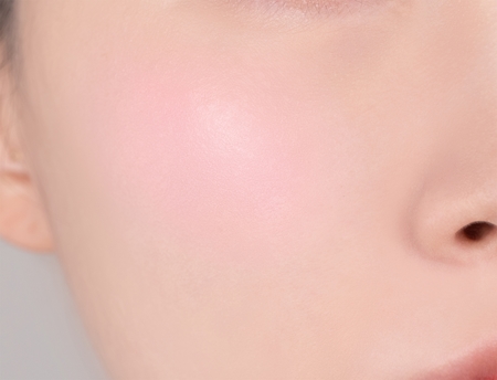 Banila Co. Romantic Blush produit multifonctionnel lèvres et visage pour un look parfait