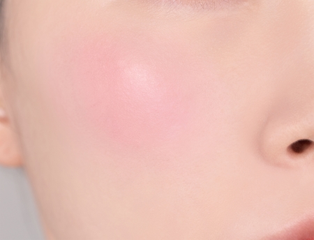 Banila Co. Romantic Blush produit multifonctionnel lèvres et visage pour un look parfait