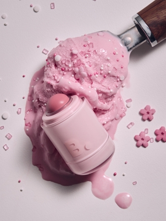 Banila Co. Romantic Blush produit multifonctionnel lèvres et visage pour un look parfait
