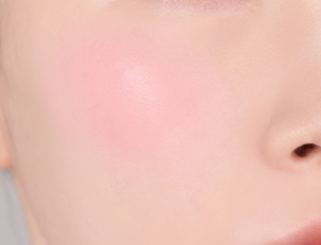 Banila Co. Romantic Blush produit multifonctionnel lèvres et visage pour un look parfait