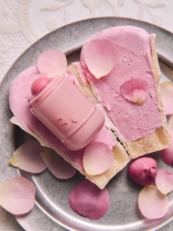 Banila Co. Romantic Blush produit multifonctionnel lèvres et visage pour un look parfait