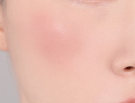 Banila Co. Romantic Blush produit multifonctionnel lèvres et visage pour un look parfait