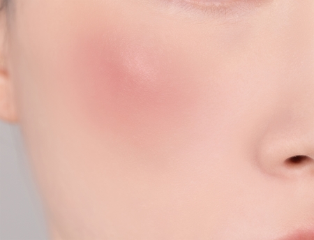 Banila Co. Romantic Blush produit multifonctionnel lèvres et visage pour un look parfait