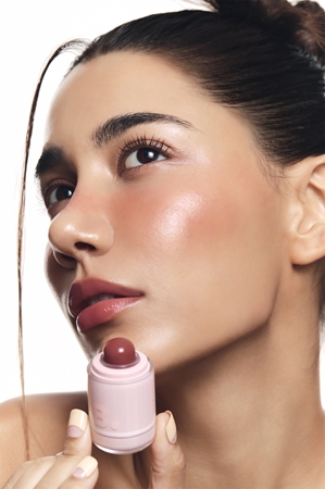Banila Co. Romantic Blush produit multifonctionnel lèvres et visage pour un look parfait