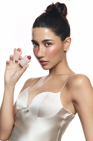 Banila Co. Romantic Blush produit multifonctionnel lèvres et visage pour un look parfait