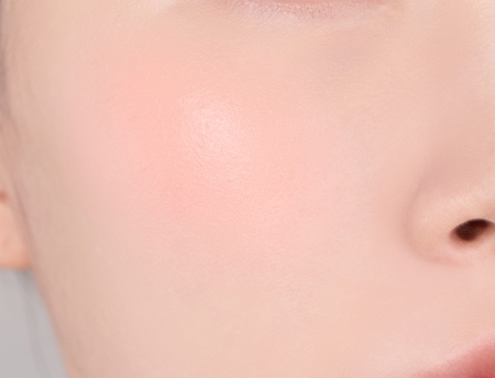 Banila Co. Romantic Blush produit multifonctionnel lèvres et visage pour un look parfait