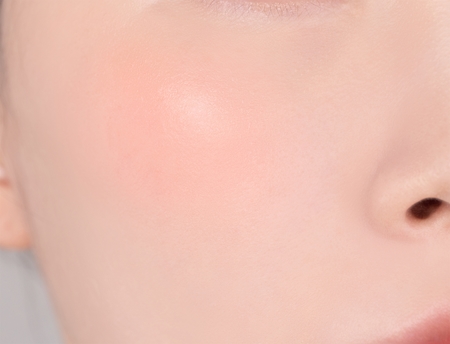 Banila Co. Romantic Blush produit multifonctionnel lèvres et visage pour un look parfait