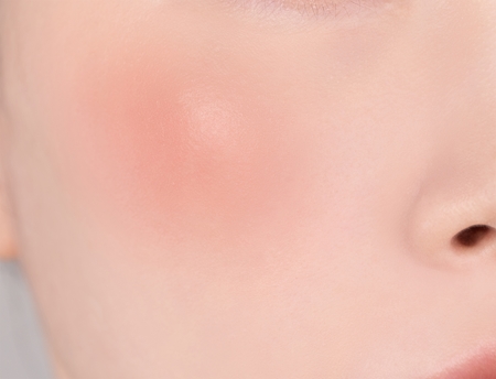 Banila Co. Romantic Blush maquilhagem multi-funcional para rosto e lábios para um look perfeito