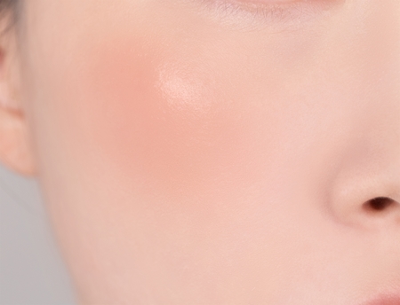 Banila Co. Romantic Blush produit multifonctionnel lèvres et visage pour un look parfait