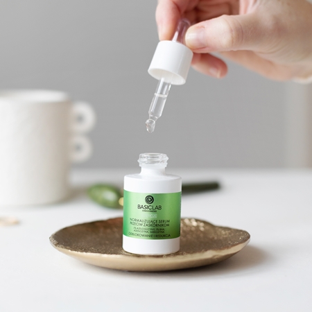 BasicLab Dermocosmetics Esteticus huokosia minimoiva seerumi mustapäihin