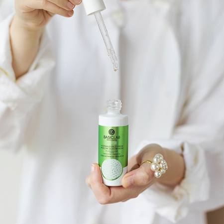 BasicLab Dermocosmetics Esteticus huokosia minimoiva seerumi mustapäihin