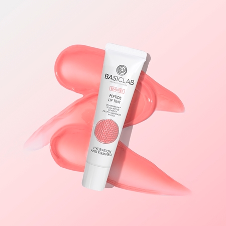 BasicLab Dermocosmetics Beauties kiiltävä huulibalsami sisältää peptidejä