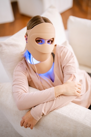 Beautifly Aura NovaSkin Pro LED treatment mask for face and neck