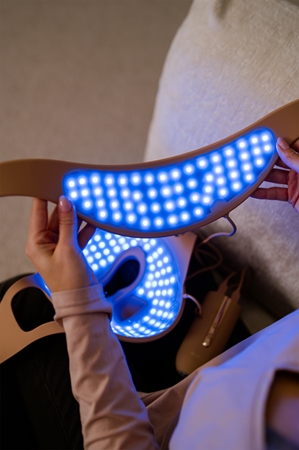 Beautifly Aura NovaSkin Pro LED treatment mask for face and neck