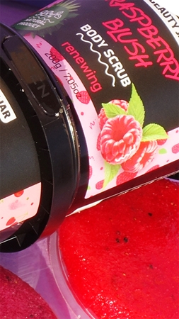 Beauty Jar Raspberry Blush frissítő testpeeling