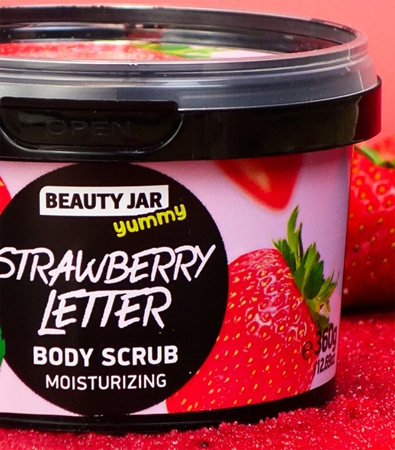 Beauty Jar Yummy Strawberry Letter απαλό Scrub με ενυδατικό αποτέλεσμα