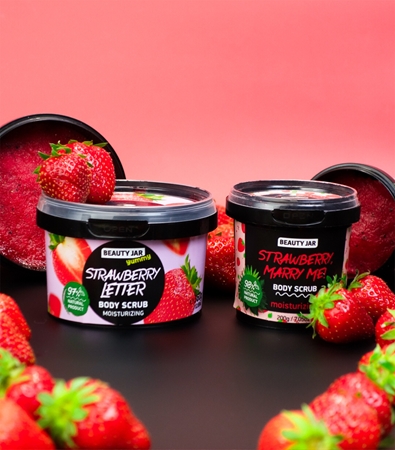 Beauty Jar Yummy Strawberry Letter απαλό Scrub με ενυδατικό αποτέλεσμα