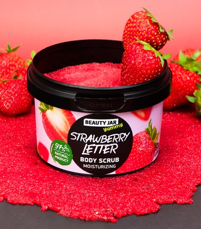 Beauty Jar Yummy Strawberry Letter απαλό Scrub με ενυδατικό αποτέλεσμα