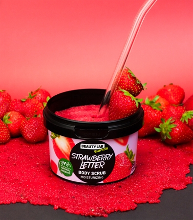 Beauty Jar Yummy Strawberry Letter απαλό Scrub με ενυδατικό αποτέλεσμα