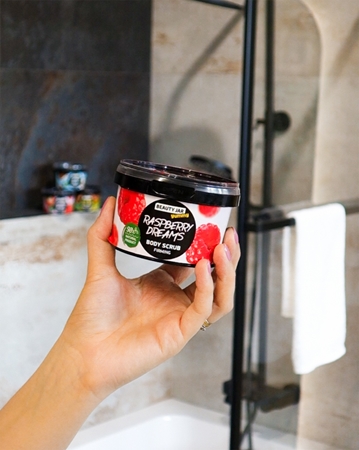 Beauty Jar Yummy Raspberry Dreams gel de dus exfoliant pentru fermitate