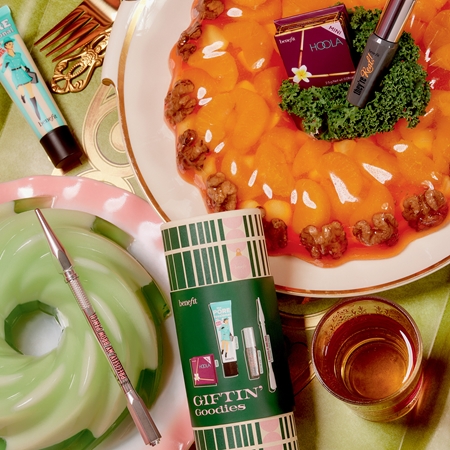 Benefit Giftin’ Goodies dekoratív kozmetika szett