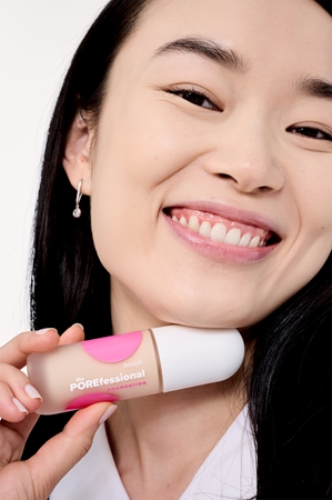 Benefit The POREfessional Foundation das flüssige aufhellende Make-up mit Niacinamid