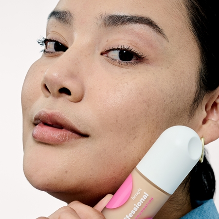 Benefit The POREfessional Foundation das flüssige aufhellende Make-up mit Niacinamid