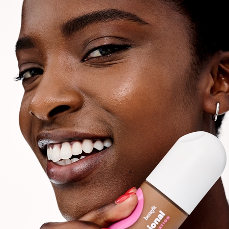 Benefit The POREfessional Foundation das flüssige aufhellende Make-up mit Niacinamid