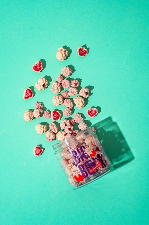 Big Boy Raspberries covered in white chocolate by @kamilasikl mrazom sušené ovocie v čokoláde
